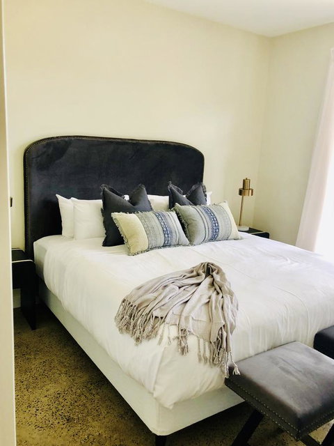 EMBRACING EVANDALE - Hosted By L'Abode Accommodation - Food Delivery Shop 3