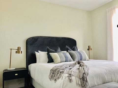 EMBRACING EVANDALE - Hosted By L'Abode Accommodation - Food Delivery Shop 14