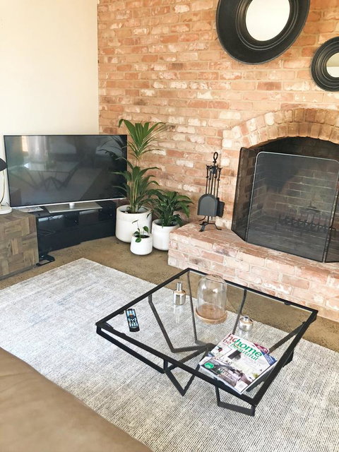 EMBRACING EVANDALE - Hosted By L'Abode Accommodation - Food Delivery Shop 11