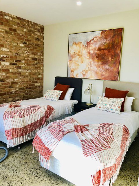 EMBRACING EVANDALE - Hosted By L'Abode Accommodation - Food Delivery Shop 4