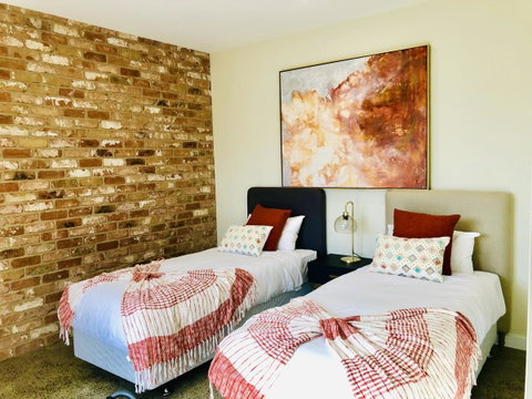 EMBRACING EVANDALE - Hosted By L'Abode Accommodation - Food Delivery Shop 15
