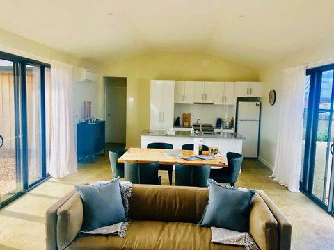 EMBRACING EVANDALE - Hosted By L'Abode Accommodation - Food Delivery Shop 2