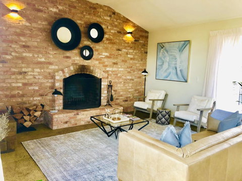 EMBRACING EVANDALE - Hosted By L'Abode Accommodation - Food Delivery Shop 10