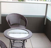 Poplar Box Hill Apartment - Food Delivery Shop