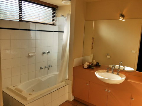 Lorne Surf Apartments - Food Delivery Shop 24