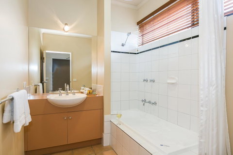 Lorne Surf Apartments - Food Delivery Shop 25