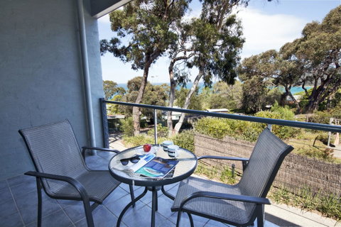Lorne Surf Apartments - Food Delivery Shop 2