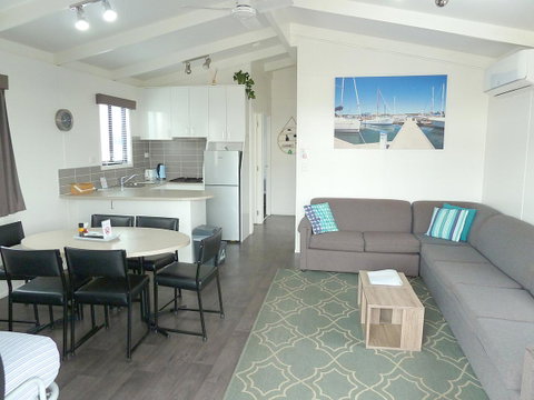 Apollo Bay Waterfront Motor Inn - Food Delivery Shop 17