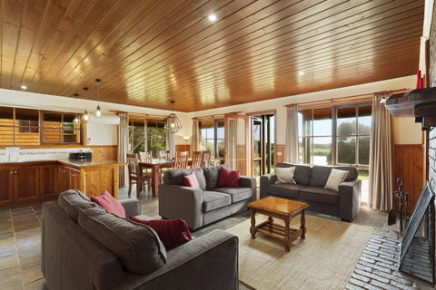 Apollo Bay Cottages - Food Delivery Shop 2