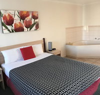 Beachcomber Motel  Apartments - Food Delivery Shop