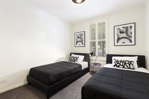 Melbourne Luxury Paradise - Food Delivery Shop 8