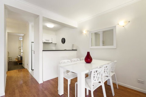 Melbourne Luxury Paradise - Food Delivery Shop 6