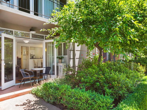Melbourne Luxury Paradise - Food Delivery Shop 10