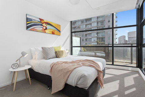 Complete Host Tiara Apartments - Food Delivery Shop 24