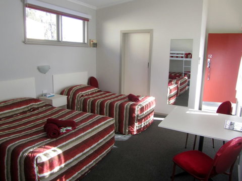 The Highlander Motel - 24HR Check In - Food Delivery Shop 25