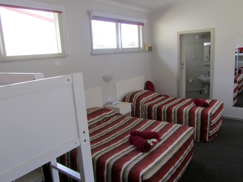 The Highlander Motel - 24HR Check In - Food Delivery Shop 23