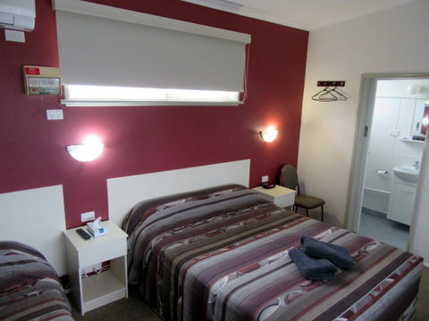 The Highlander Motel - 24HR Check In - Food Delivery Shop 2