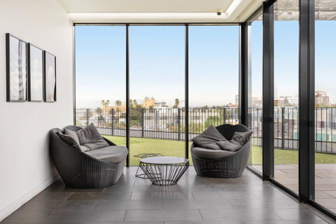 Modern Apartment In The Heart Of St Kilda - Food Delivery Shop 17
