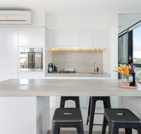 Modern Apartment in the heart of St Kilda - Food Delivery Shop