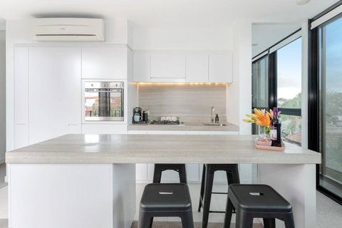 Modern Apartment In The Heart Of St Kilda - Food Delivery Shop 0