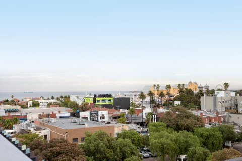Modern Apartment In The Heart Of St Kilda - Food Delivery Shop 22