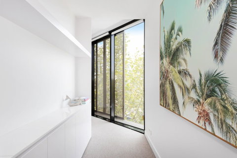 Modern Apartment In The Heart Of St Kilda - Food Delivery Shop 1