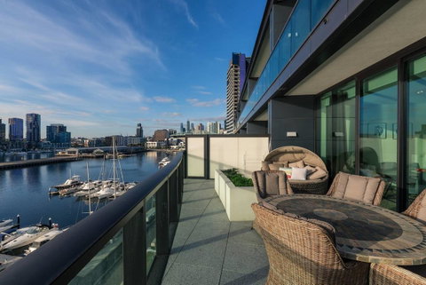 Waterfront 3 Bedroom Luxury Home Victoria Harbour - Food Delivery Shop 6
