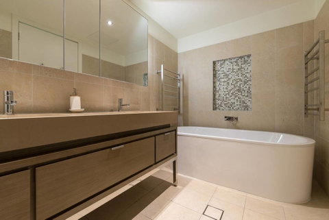 Waterfront 3 Bedroom Luxury Home Victoria Harbour - Food Delivery Shop 9