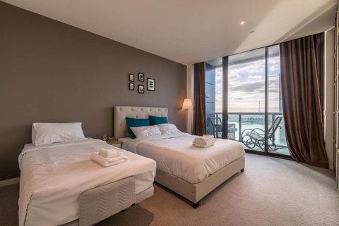 Waterfront 3 Bedroom Luxury Home Victoria Harbour - Food Delivery Shop 8