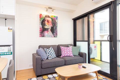 Canvas Suites On Russell Place - Food Delivery Shop 17