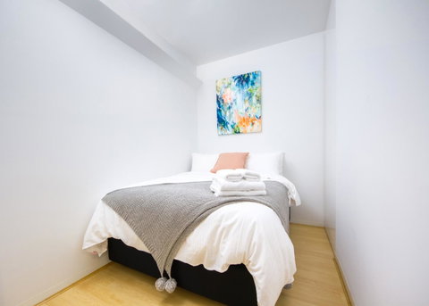 Canvas Suites On Russell Place - Food Delivery Shop 26
