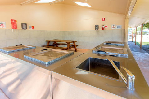 BIG4 Whiters Holiday Village - Food Delivery Shop 13