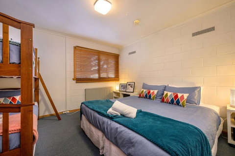FOUNTAINS 3, Mount Hotham - Food Delivery Shop 5