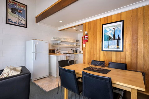 FOUNTAINS 3, Mount Hotham - Food Delivery Shop 3