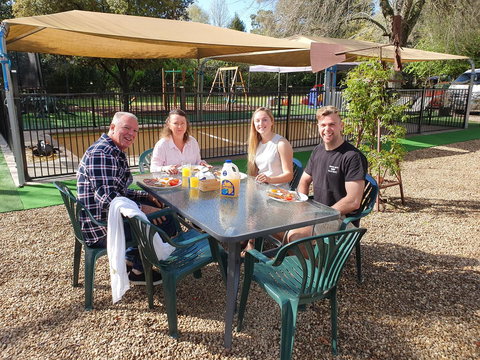 Adina Lodge Holiday Apartments - Food Delivery Shop 1