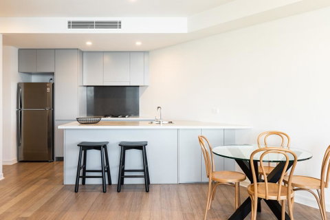 The Edge - Luxurious Waterfront Apartment - Food Delivery Shop 2
