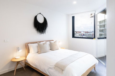 The Edge - Luxurious Waterfront Apartment - Food Delivery Shop 3