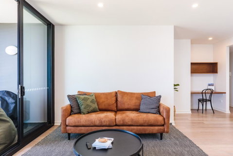 The Edge - Luxurious Waterfront Apartment - Food Delivery Shop 1