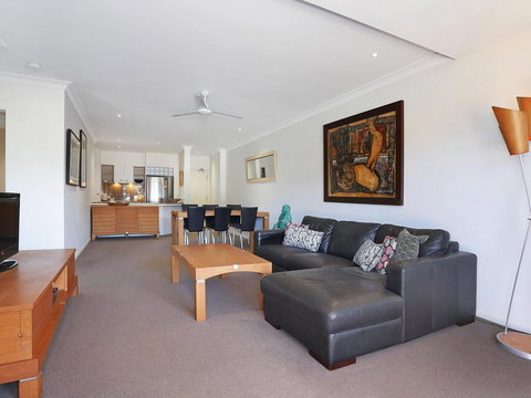 The Sands Unit 3 At 20 Pacific Parade Yamba Ocean View - Food Delivery Shop 3