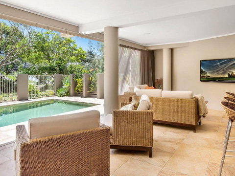 The Stanwell Beach Glass House - Beach & Pool - Food Delivery Shop 0