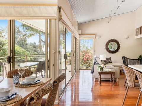 The Stanwell Beach Glass House - Beach & Pool - Food Delivery Shop 2