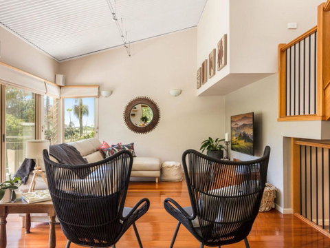 The Stanwell Beach Glass House - Beach & Pool - Food Delivery Shop 1