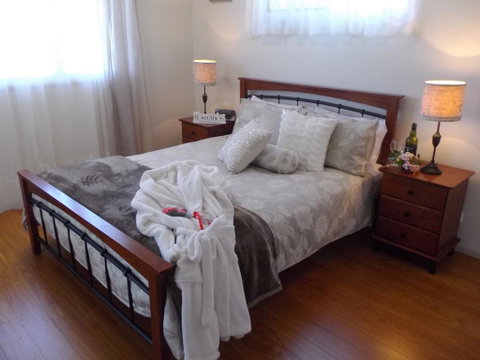 Tinaroo Sunset Retreat - Food Delivery Shop 3