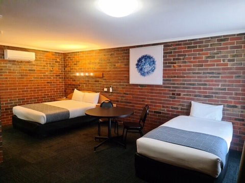 Town House Motor Inn - Food Delivery Shop 1