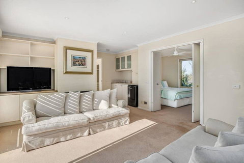 Tyrone Beach Retreat, VIEWS - Food Delivery Shop 3