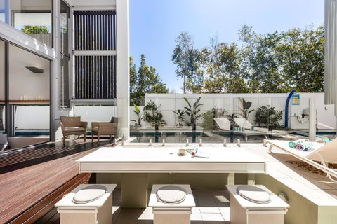Ultimate Light And Space, Noosa Heads - Food Delivery Shop 3
