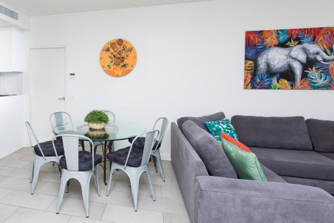 Urban Jungle! Executive Apartment In Heart Of CBD - Food Delivery Shop 2