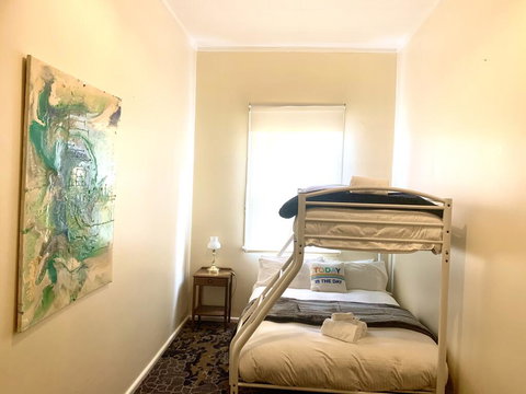 Victoria Albert Guest House Bar Cafe And Restaurant - Food Delivery Shop 1