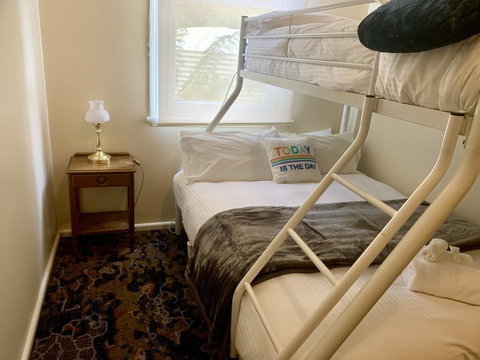 Victoria Albert Guest House Bar Cafe And Restaurant - Food Delivery Shop 2