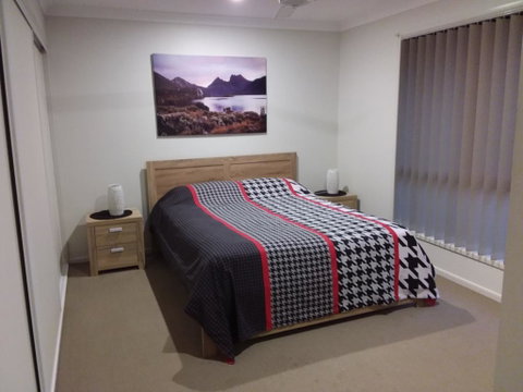 Waratah And Wattle Apartments - Food Delivery Shop 2